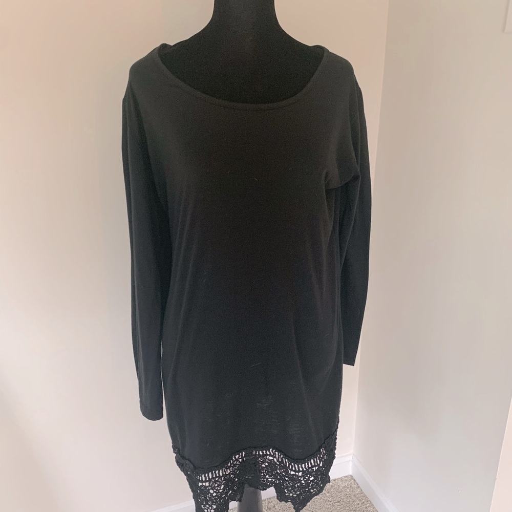 Blk Long sleeve tunic top. Bottom lined with lace
